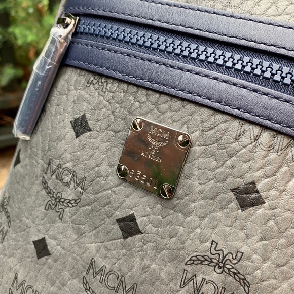 SOLD⛔️(UNISEX) Auth. MCM viseto Logo diamond zip Crosb - Picture 9 of 15